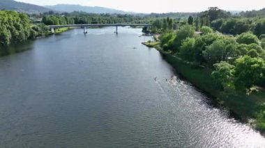 Portekiz 'de bir nehir kenti, insanların boş zamanlardan zevk aldığı bir yer.