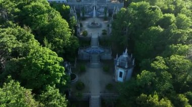 Dağın tepesindeki kilise, ağaçlarla çevrili.