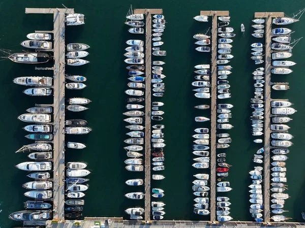 Marinada tekne ve yelkenli dolu dubaların havadan görüntüsü. İbiza,
