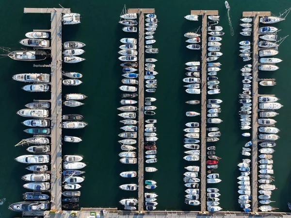 Marinada tekne ve yelkenli dolu dubaların havadan görüntüsü. İbiza,