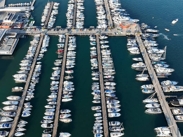 Marinada tekne ve yelkenli dolu dubaların havadan görüntüsü. İbiza,