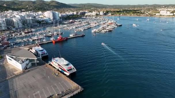 Marina Full Boats Yachts Front Coastal City Drone Footage Ibiza — Vídeo de Stock