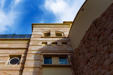  Mavi gökyüzünün altındaki köprü kulesi