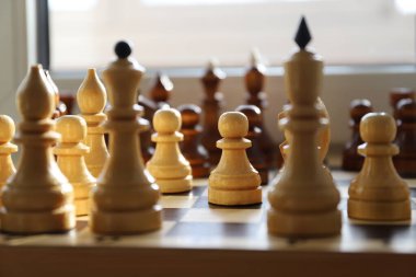 Oyun boyunca satranç tahtasında tahta satranç taşları yakın plan