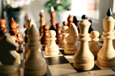  Oyun boyunca satranç tahtasında tahta satranç taşları yakın plan