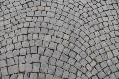Kabaca işlenmiş granit kaldırım taşlarıyla caddenin kaldırımlarından bir parça.