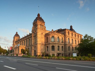 Wuppertal, Almanya: 14 Ağustos 2021 - Doğan güneş ışınlarıyla aydınlatılan tarihi belediye binası.