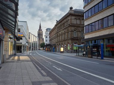 Wuppertal, Almanya: 14 Ağustos 2021 - Elberfeld ilçesindeki belediye binasına bakan boş bir sokak.