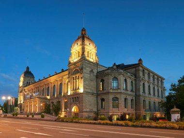 Wuppertal, Almanya: 14 Ağustos 2021 - Tarihi Belediye Sarayı şafakta güzel aydınlatıldı.