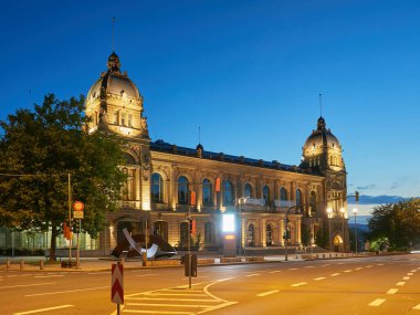 Wuppertal, Almanya: 14 Ağustos 2021 - Tarihi Belediye Sarayı şafakta güzel aydınlatıldı.
