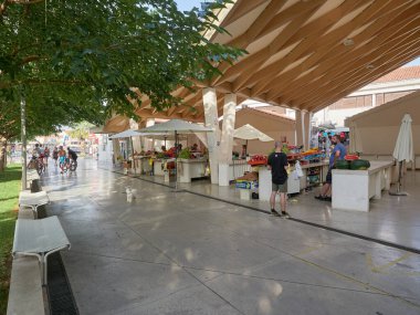 Vodice, Hırvatistan 28 Temmuz 2021: Tatil beldesinde taze sebze ve meyve pazarı.