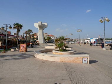 Vodice, Hırvatistan 28 Temmuz 2021: Ünlü çiçek anıtıyla turizm kasabasının ana gezinti alanı.