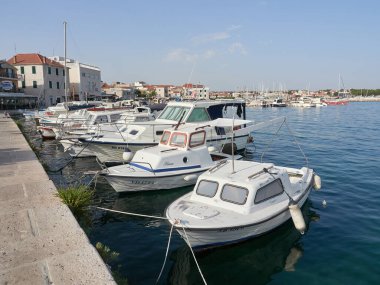 Vodice, Hırvatistan 28 Temmuz 2021: Limanda demirli tekneler. Adriyatik Denizi kıyısında bir tatil beldesinde