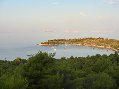 Hırvatistan 'ın Murter Adası - Limanın demirli tekneleriyle panoramik manzarası. Ufukta Kornati Milli Parkı görünüyor..
