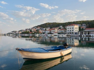 Tisno, Hırvatistan - Sabahleyin teknelerle marinaya bakan şehir manzarası. Cinayet Adası.