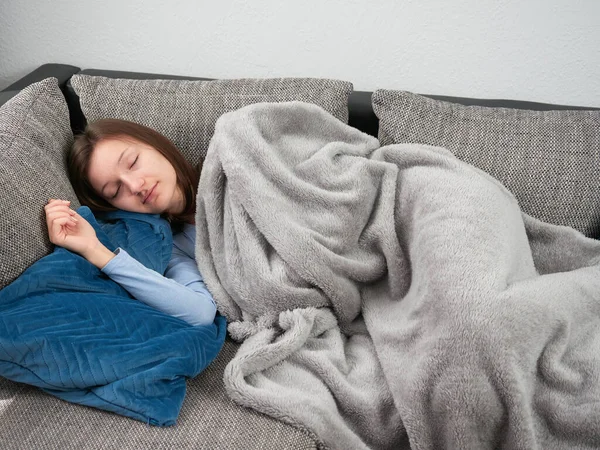 Hermosa Joven Envuelta Una Manta Suave Que Duerme Sofá Casa — Foto de Stock