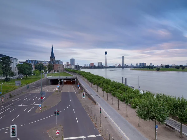 Düsseldorf Duitsland Prachtig Verlichte Medienhafen Bij Dageraad Het Stedelijke Landschap — Stockfoto