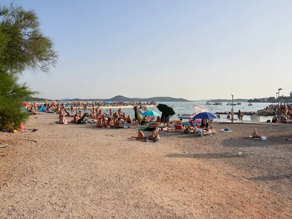 Vodice Croacia Julio 2021 Playa Vrulje Masculina Una Playa Llena — Foto de Stock