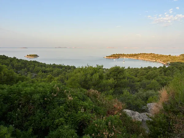 Murter Island Chorvatsko Panoramatický Výhled Záliv Ukotvenými Čluny Obzoru Vidět — Stock fotografie