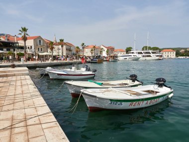 Jelsa, Hırvatistan - 25 Temmuz 2021. Eski kasaba ve turistlerle dolu gezinti alanı Hvar adasındaki tatil köyünün limanında.