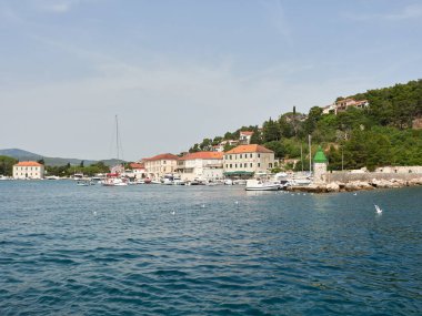 Jelsa, Hırvatistan - 25 Temmuz 2021. Hvar adasında sahil kıyısında bir tatil köyünde..