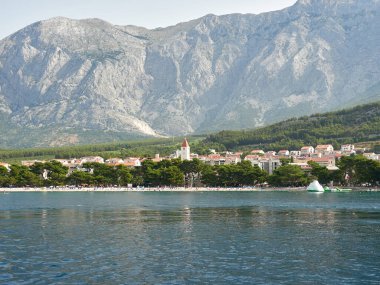 Promajna - Hırvatistan 'daki tatil köyünün güzel panoramik manzarası. Arka planda Biokovo Dağı