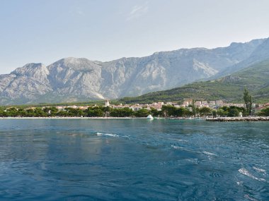 Promajna - Hırvatistan 'daki tatil köyünün güzel panoramik manzarası. Arka planda Biokovo Dağı