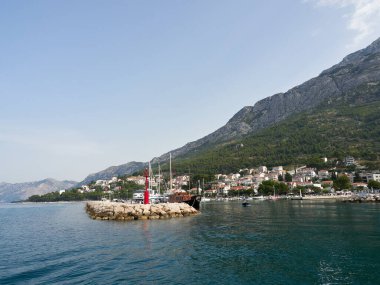 Hırvatistan 'daki Baska Voda Panoraması. Deniz manzarası ve Biokovo Dağı manzarası.