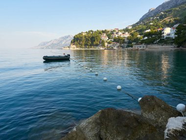 Hırvatistan 'ın Brela kasabasında plajı olan büyüleyici bir koy. Adriyatik Denizi 'nin deniz manzarası.