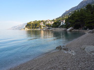 Hırvatistan 'ın Brela kasabasında plajı olan büyüleyici bir koy. Adriyatik Denizi 'nin deniz manzarası.