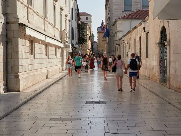 Zadar, Hırvatistan - 27 Temmuz 2021: Yürüyen turistlerle dolu tarihi bir kasaba.