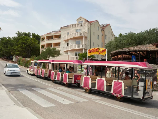 Bolni, Hırvatistan, 25 Temmuz 2021: Limandan Adriyatik Denizi 'nin bir sembolü olan Zlatni Rat plajına turist taşıyan küçük bir şehir demiryolu. Brac adasında turistik bir eğlence..