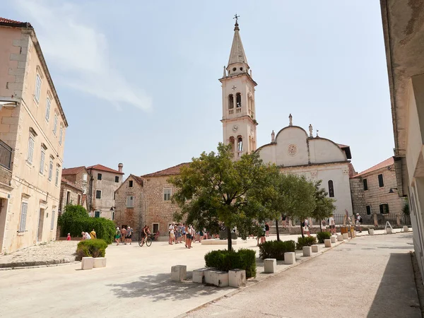 Jelsa, Hırvatistan - 25 Temmuz 2021. Hvar adasında tarihi St. Mary kalesi olan eski kasaba..
