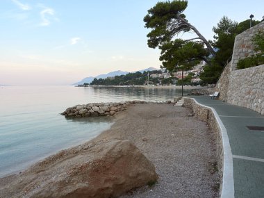 Brela, Hırvatistan - 24 Temmuz 2021: Deniz kıyısındaki bir tatil beldesinde Soline plajı. Güzel Adriyatik Denizi manzarası.