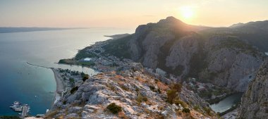 Omis, Hırvatistan - 23 Temmuz 2021: Günbatımında Omis şehri panoraması. Starigrad kalesinden görüntü.