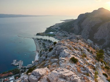 Omis, Hırvatistan - 23 Temmuz 2021: Günbatımında Omis şehri panoraması. Starigrad kalesinden görüntü.