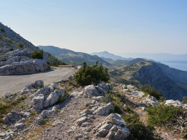Biokovo dağ sırası. Skywalk Biokovo 'dan görüntü. Sabah Dinarik dağlarının panoraması. Güzel dağ ve kayalık arazi.