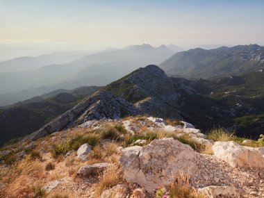 Biokovo dağ sırası. Sveti Jure 'un tepesinden bak. Sabah Dinarik dağlarının panoraması. Güzel dağ ve kayalık arazi.
