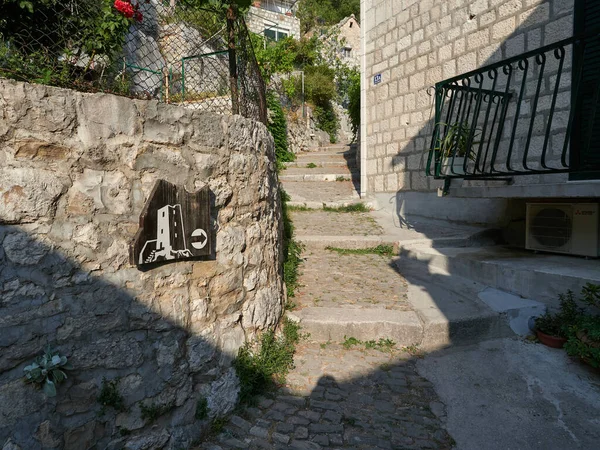 Omis, Hırvatistan - 23 Temmuz 2021: Mirabela kalesine giden eski Omis kasabasındaki Dar Sokak. Hırvat tarihi caddesi.