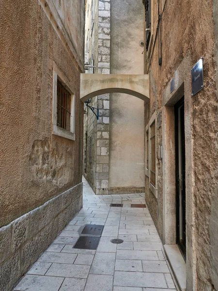 Omis老城狭窄的街道 克罗地亚城市里没有游客的街道 空旷的小巷 — 图库照片