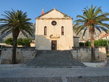 Makarska, Dalmaçya, Hırvatistan - 20 Temmuz 2021: Eski kentteki St. Mark Katedrali. Arka planda Biokovo sıradağları var. Kacic Meydanı
