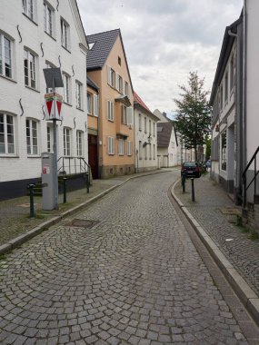 Düsseldorf, NRW, Almanya - 07 / 11 / 2021: Barok binaları ve kaldırım taşından caddeleri olan Kaiserswerth semtinde sakin bir banliyö.