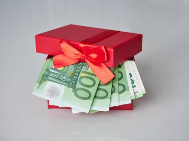 Avrupa para birimiyle dolu kırmızı bir hediye kutusu. 100 Euro 'luk nominal değeri olan banknotlar.