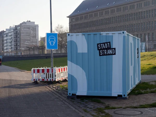 Düsseldorf Duitsland Mei 2021 Een Groot Bord Met Een Gezichtsmasker — Stockfoto