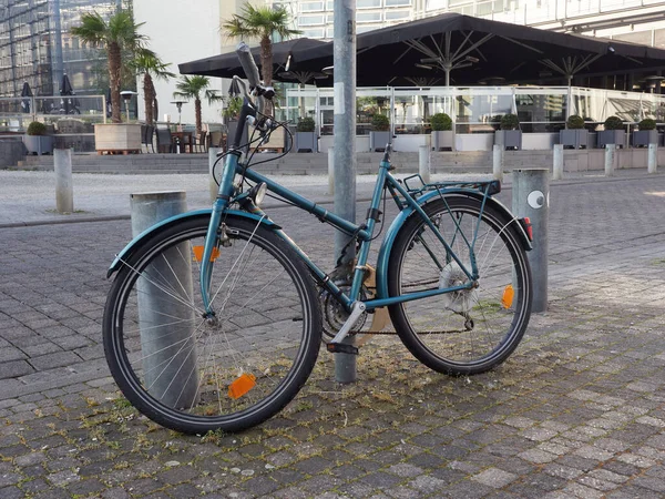 Bicicleta Cidade Sem Sela Uma Bicicleta Presa Poste Iluminação Centro — Fotografia de Stock