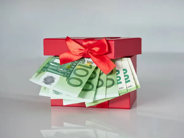 Avrupa para birimiyle dolu kırmızı bir hediye kutusu. 100 Euro 'luk nominal değeri olan banknotlar.