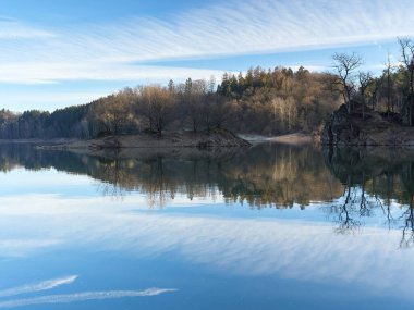 Seçici odaklanma. Almanya 'da Remscheid, Radevormwald ve Huckeswagen şehirleri arasında Wupper Nehri üzerinde bir baraj ile Wuppertalsperre rezervuarı. Göldeki gökyüzünün güzel yansıması.