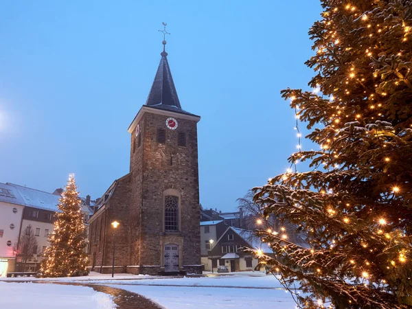 Velbert Niemcy Stycznia 2021 Stary Kościół Ewangelicki Pokryty Śniegiem Choinki — Zdjęcie stockowe
