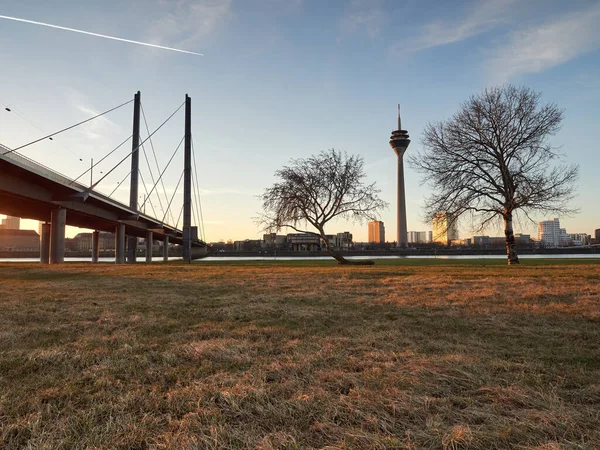 Most Rheinknie Wieża Rheinturm Dusseldorfie Podczas Wschodu Słońca Widok Panoramę — Zdjęcie stockowe