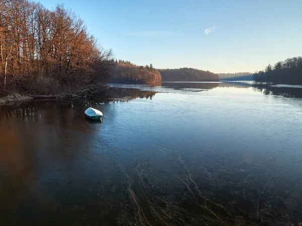 Ensam Fiskebåt Delvis Frusen Sjö Vattenreservoar Vid Neyetalsperre Dammen Den — Stockfoto
